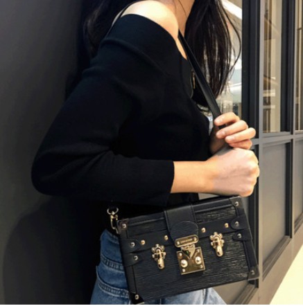 Fashion retro diagonal small square bag Black